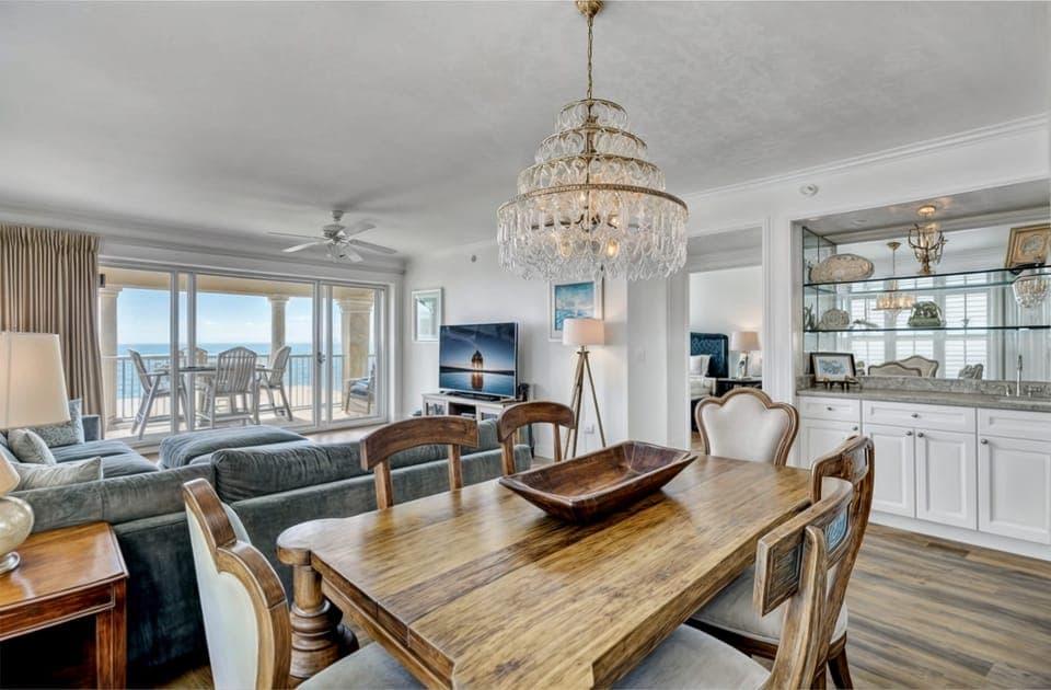 Dining and wet bar.