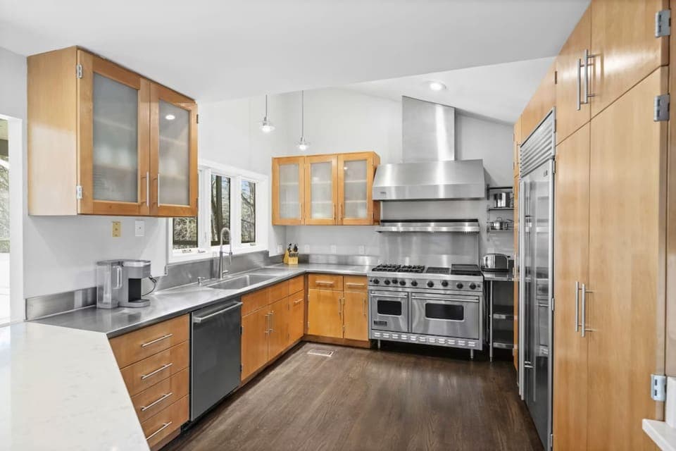Modern kitchen to whip up a gourmet meal for your group. Commercial grade range &amp; ovens!