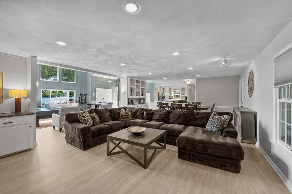 Large Living Room - 70" TV &amp; sectional with lots of seating!