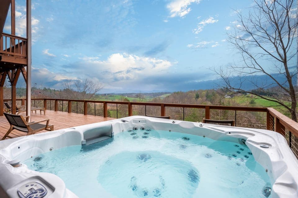 Bubbling hot tub with panoramic views!
