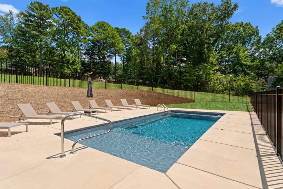 Brand new pool with plenty of loungers for all to enjoy!
