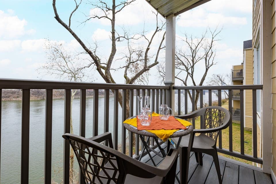 Private balcony overlooking the Cumberland River.
