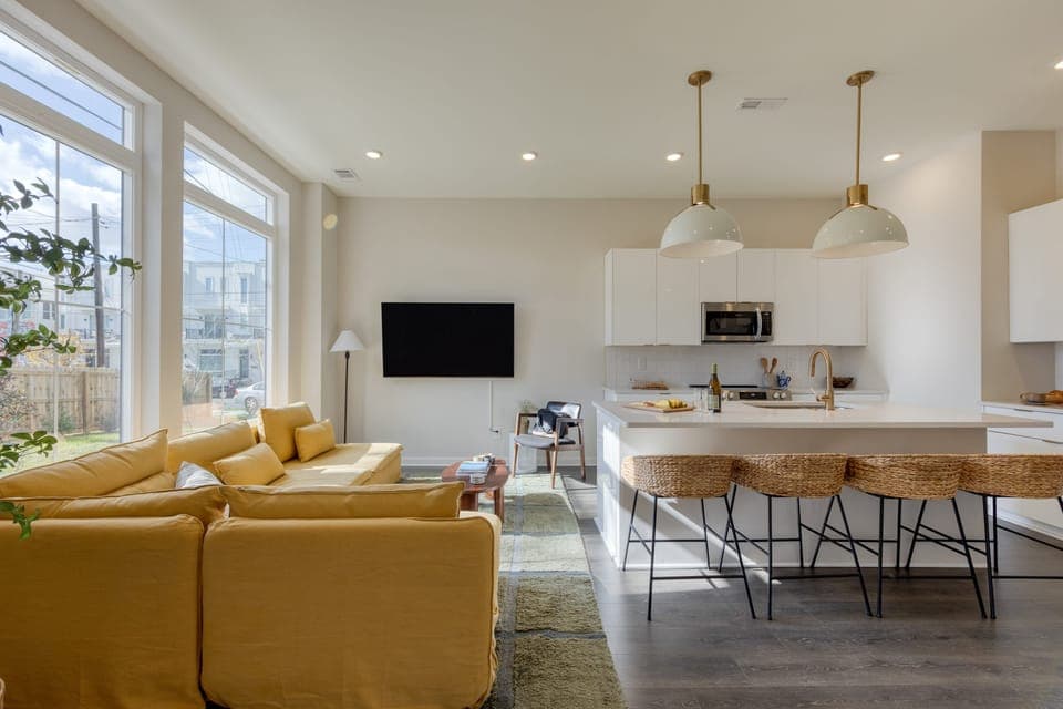 Living area. (98 Degrees)