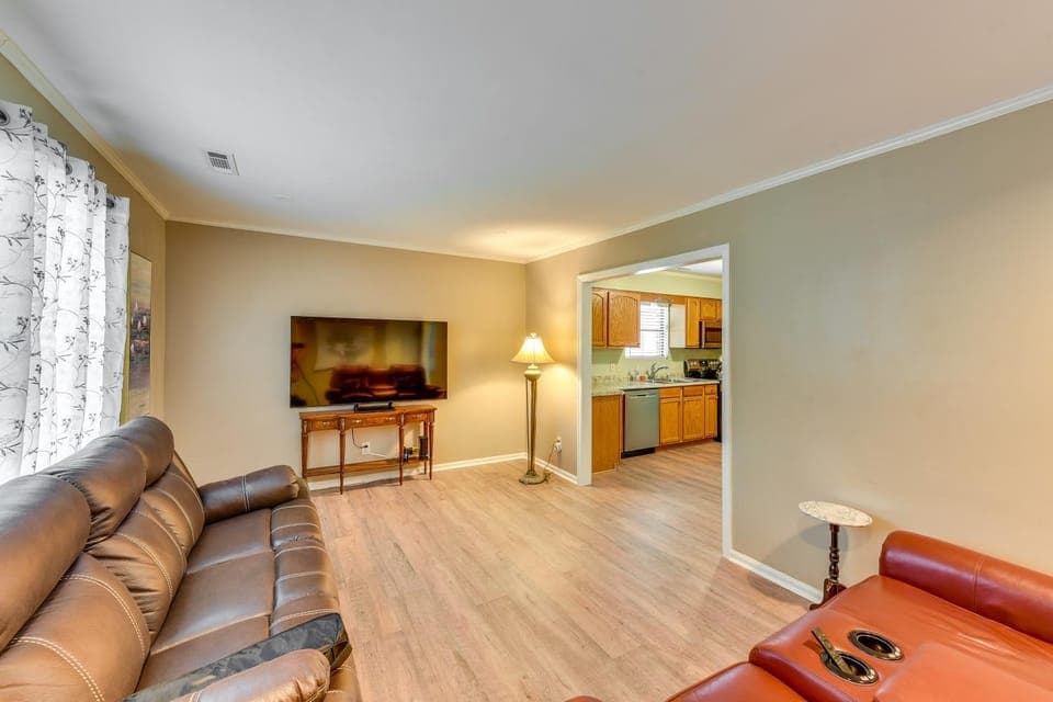 Walk to Restaurants: Bluffton Retreat w/ Patio House in Bluffton