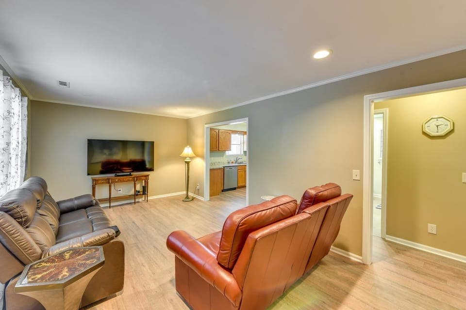 Walk to Restaurants: Bluffton Retreat w/ Patio House in Bluffton