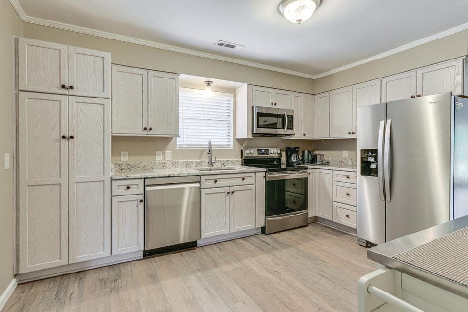 Walk to Restaurants: Bluffton Retreat w/ Patio House in Bluffton