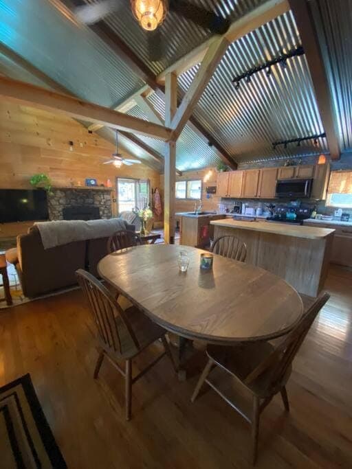 Cabin with a view in Hot Springs—walk to AT Cabin in Hot Springs
