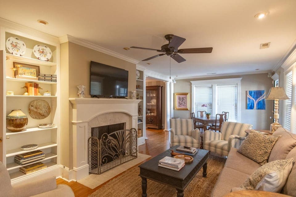 Living room, Seating area, Dining area, fireplace