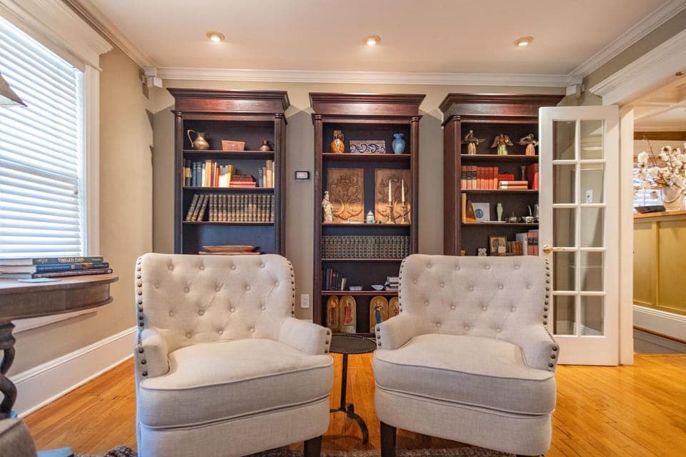 Library, Living room, Seating area
