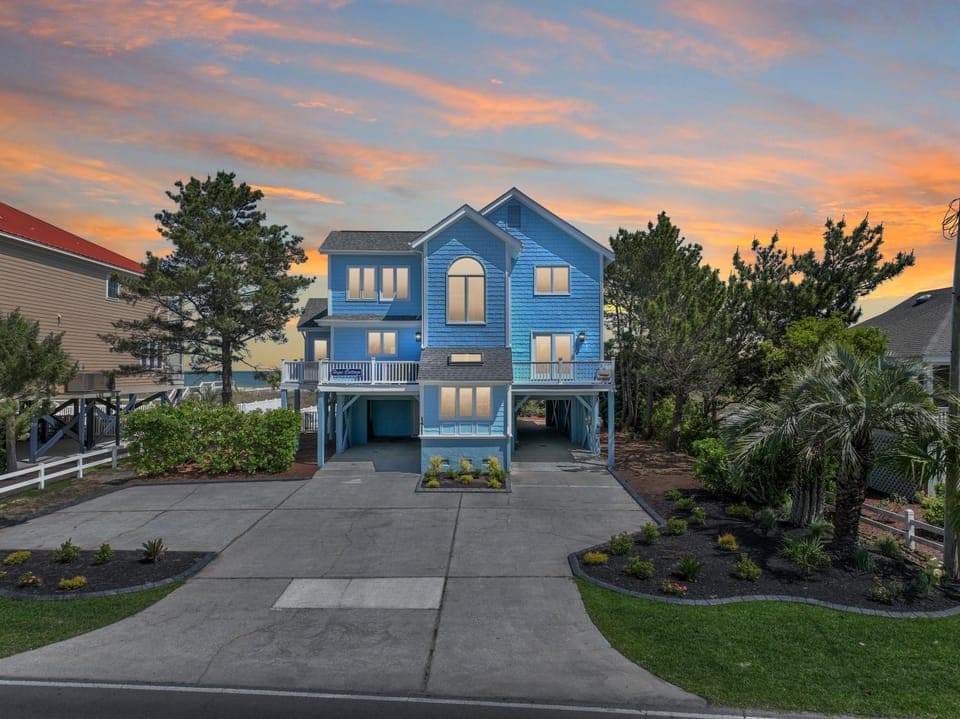 Property building, Facade/entrance, Neighbourhood, Garden, Sunset, Parking