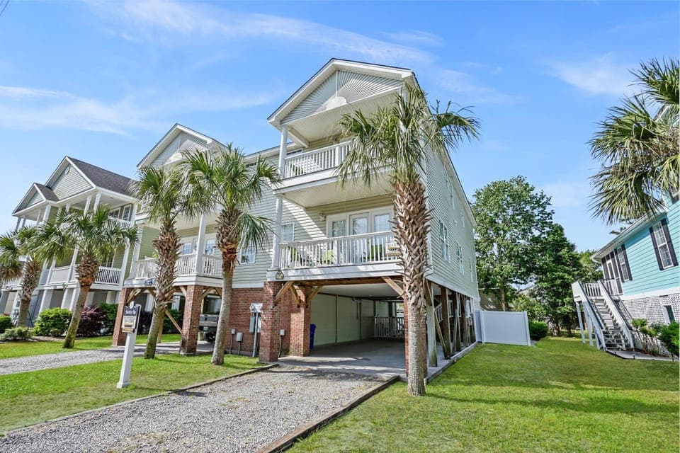 Property building, Day, Neighbourhood, Natural landscape, Garden, Balcony/Terrace, Parking