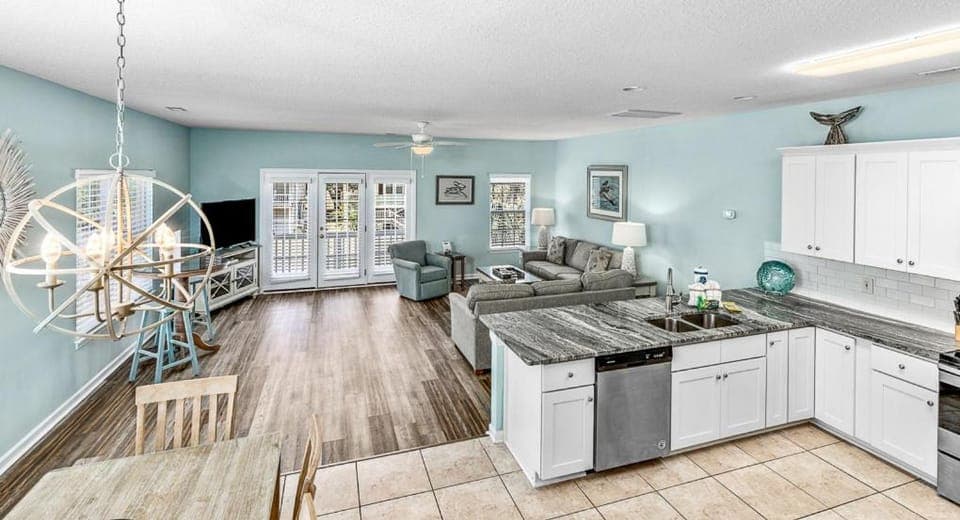 Bed, Day, TV and multimedia, Kitchen or kitchenette, Living room, Seating area, Dining area, Bedroom, furniture, kitchen