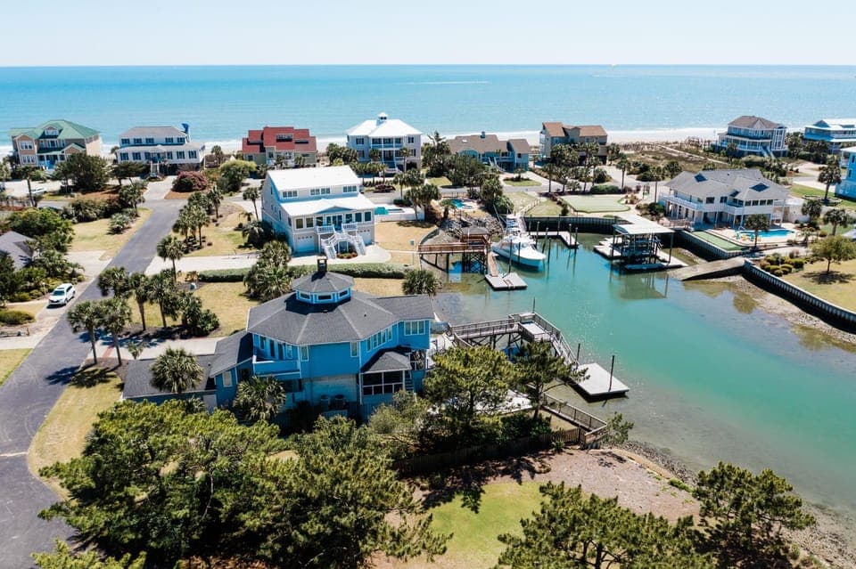 Property building, Day, Neighbourhood, Bird's eye view, Beach, Sea view