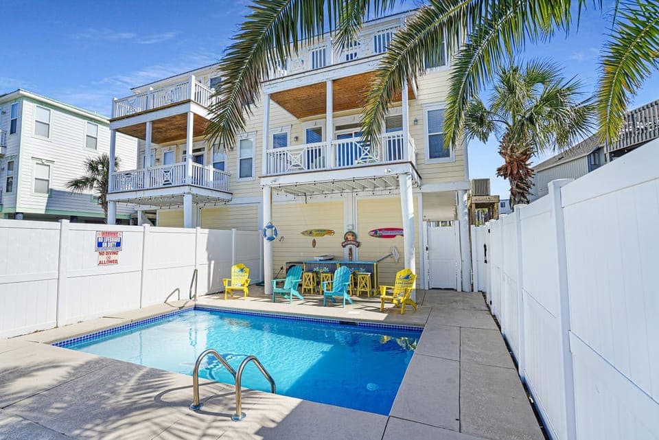 Property building, Patio, Day, Natural landscape, Summer, Garden, Balcony/Terrace, Seating area, Swimming pool