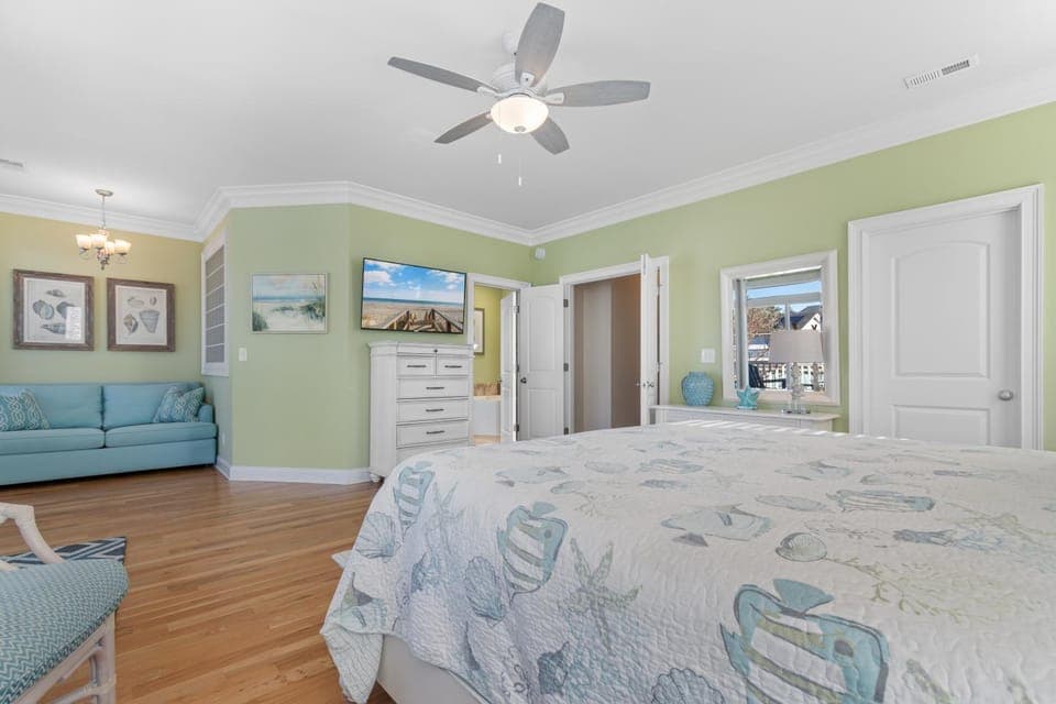 Bed, TV and multimedia, Seating area, Bedroom, furniture