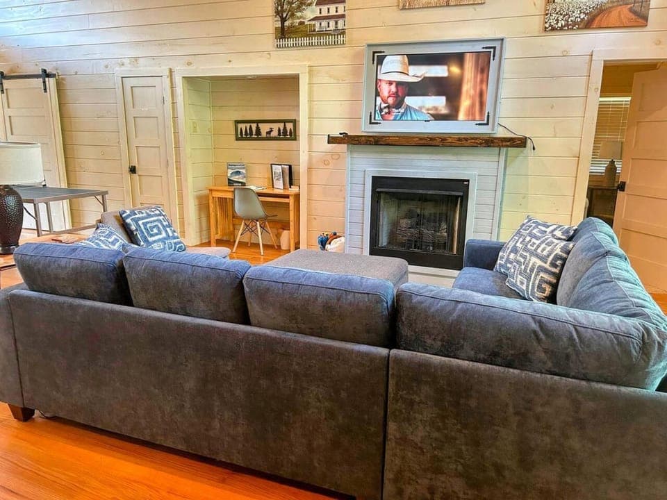 Creekside Quarters, Modern Farmhouse, Deep Creek your Backyard Oasis, Hot Tub, Covered Porch, Ping Pong, Fire Pit, Outdoor Games, Close to Town & Entrance to National Park House in Swain County