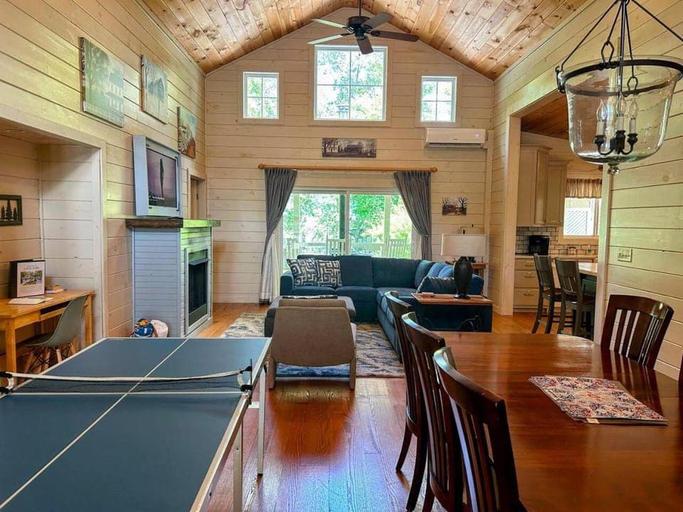 Creekside Quarters, Modern Farmhouse, Deep Creek your Backyard Oasis, Hot Tub, Covered Porch, Ping Pong, Fire Pit, Outdoor Games, Close to Town & Entrance to National Park House in Swain County