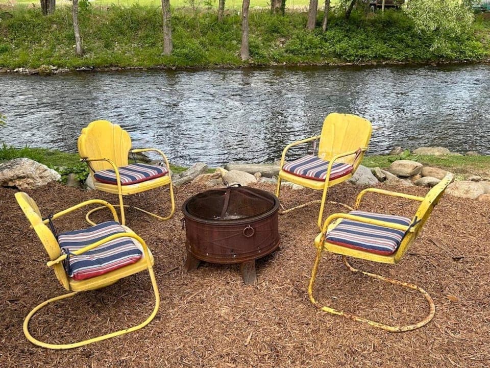 Creekside Quarters, Modern Farmhouse, Deep Creek your Backyard Oasis, Hot Tub, Covered Porch, Ping Pong, Fire Pit, Outdoor Games, Close to Town & Entrance to National Park House in Swain County