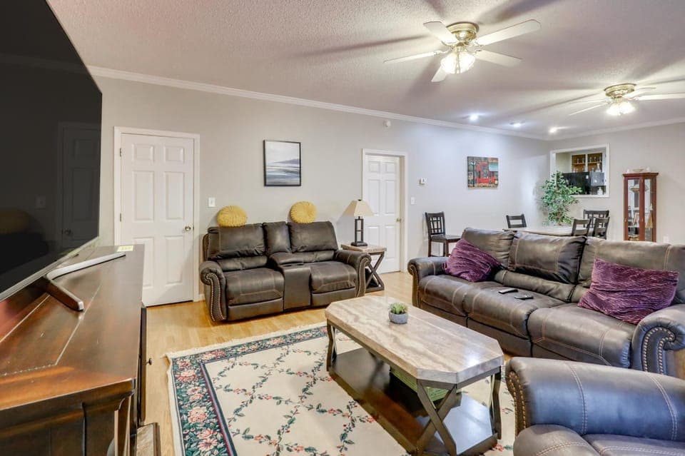 12 Mi to UGA Campus: Spacious Group Getaway! House in South Carolina