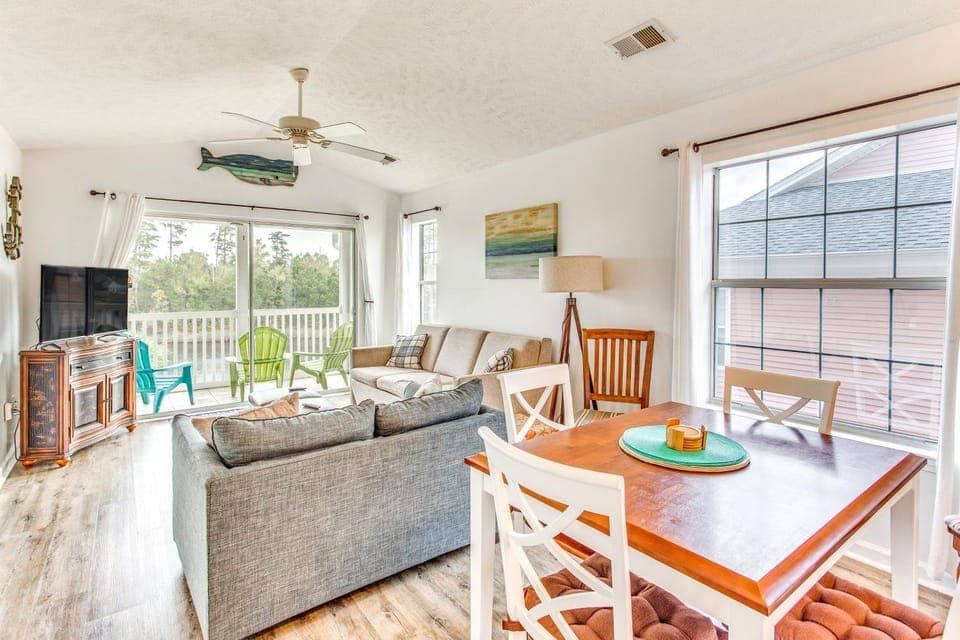 Myrtle Beach Waterfront Condo: 5 Mi to Boardwalk! House in Carolina Forest