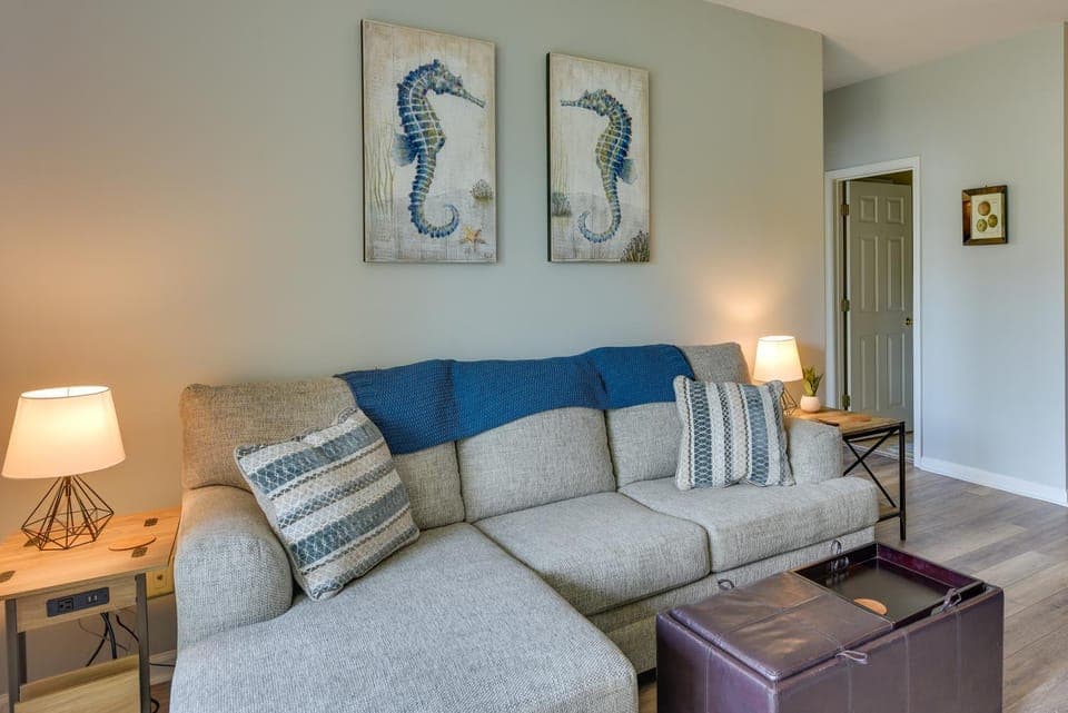 Mount Pleasant Condo w/ Pool & Bikes: Near Beach! House in Isle of Palms