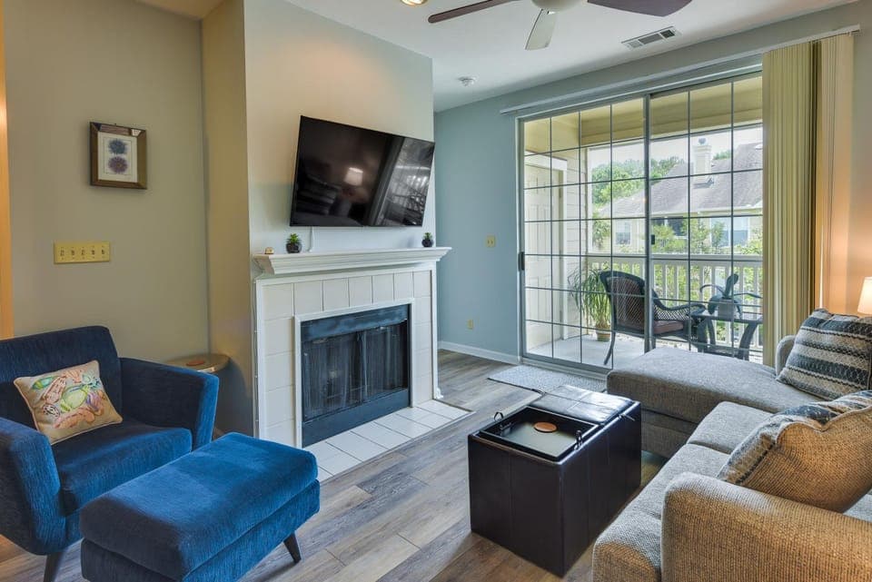 Mount Pleasant Condo w/ Pool & Bikes: Near Beach! House in Isle of Palms