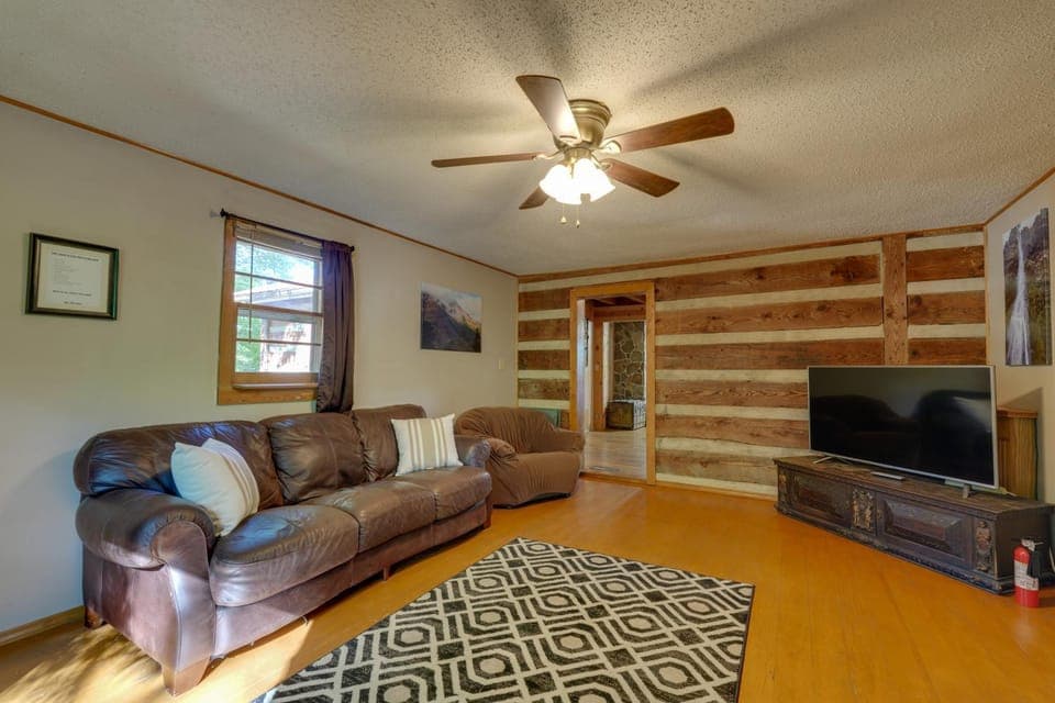 Relax By the Fire: Family Gem w/ Porch in Afton! House in Cherokee Reservoir