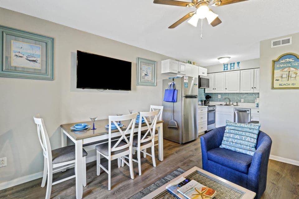 Communal lounge/ TV room, TV and multimedia, Kitchen or kitchenette, Living room, Dining area, Evening entertainment, oven