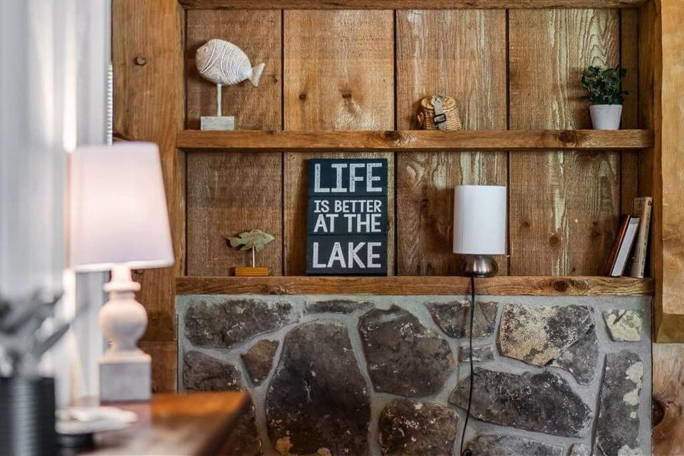 Rustic Cabin, Dock, Firepit, Kayaks & Games Cabin in Lynchburg
