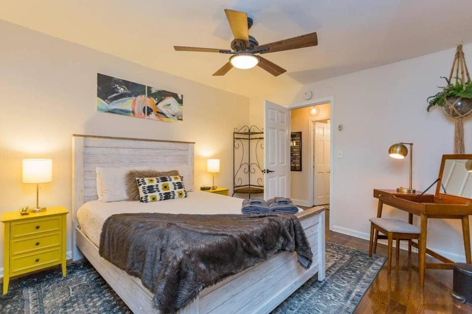 The Johnny and June House Prime Location House in East Nashville