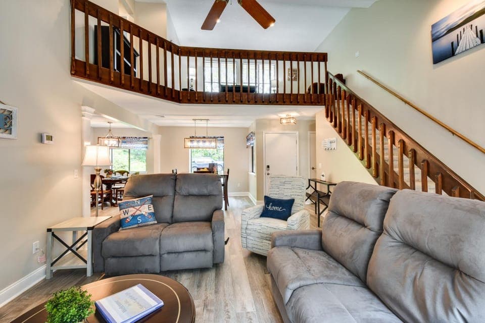 Walk to Lake Keowee: Salem Townhome w/ Deck House in Lake Keowee