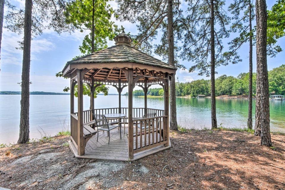 Walk to Lake Keowee: Salem Townhome w/ Deck House in Lake Keowee
