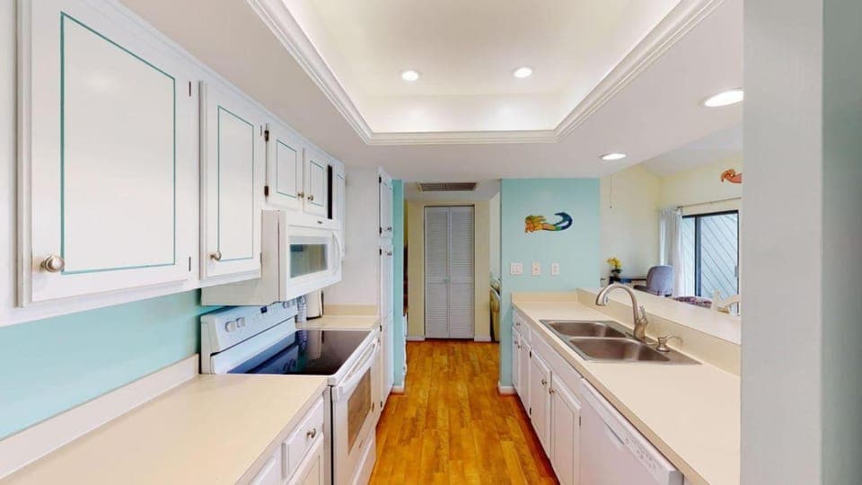 Heron Marsh Escape Split Level Villa Lake Views House in Pawleys Island