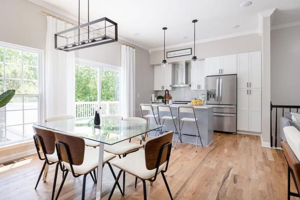Kitchen or kitchenette, Dining area