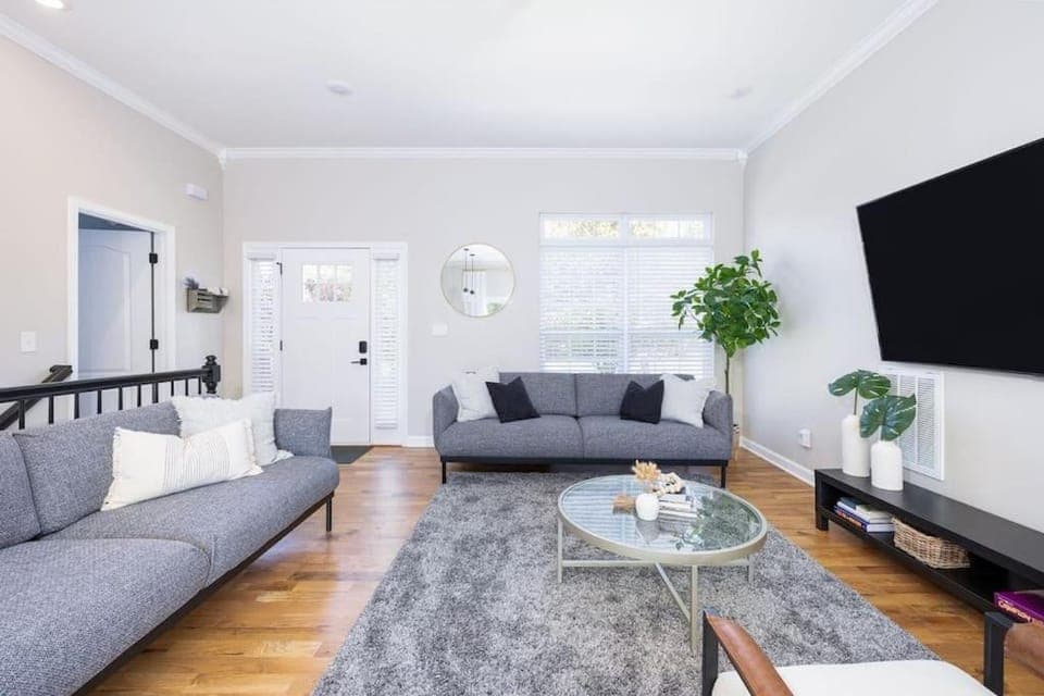 Communal lounge/ TV room, TV and multimedia, Living room, Seating area, Evening entertainment