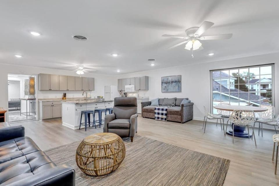 Eagle's Nest - Upscale Loft Downtown Close to GSU Apartment in Statesboro