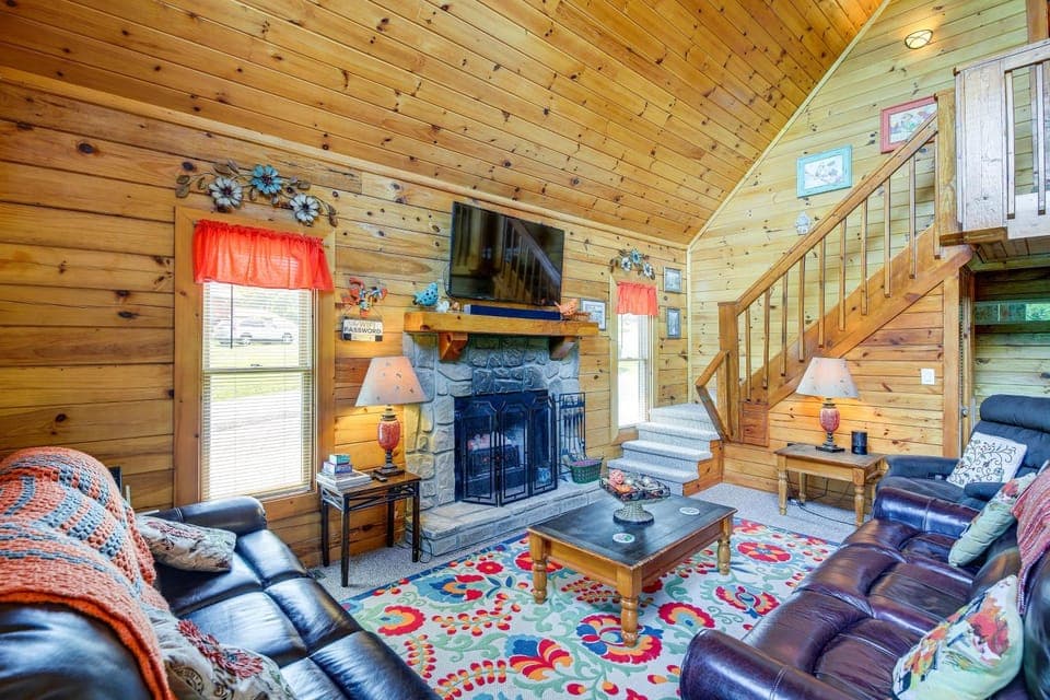 Sevierville Cabin: Private Deck, Community Pool! Cabin in Douglas Lake