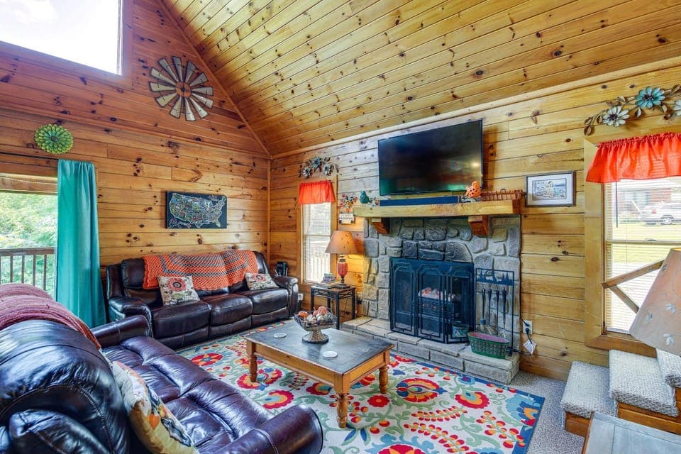 Sevierville Cabin: Private Deck, Community Pool! Cabin in Douglas Lake