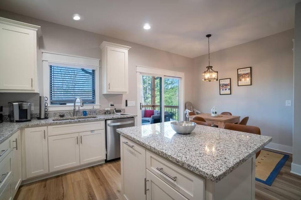 Kitchen or kitchenette, Dining area, dishwasher, minibar, pet friendly, stove, toaster
