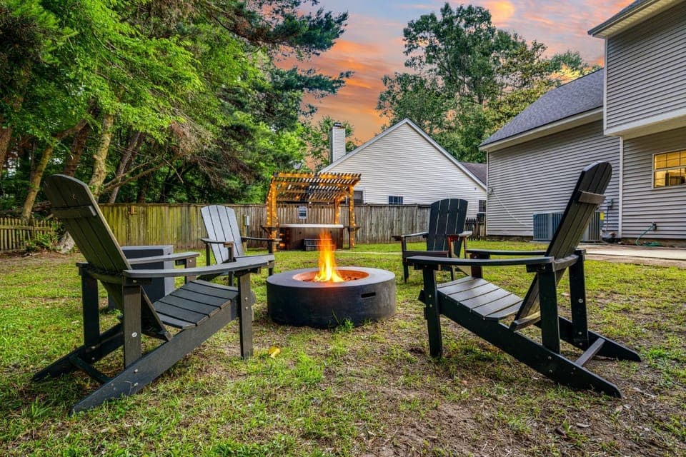Property building, BBQ facilities, Hot Tub, Dining area, Garden view, Area and facilities, children, children, young children, fireplace, flat iron