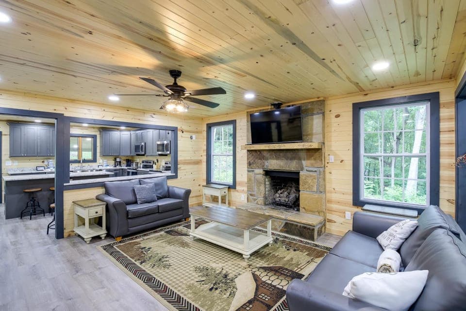 Hot Tub + Game Room: Seiverville Group Getaway House in Sevier County