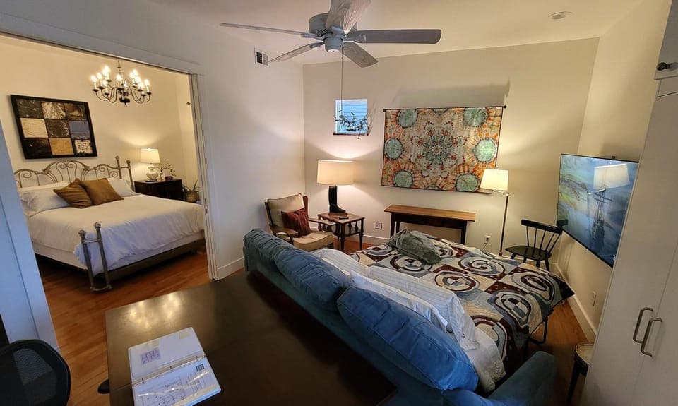 Bed, TV and multimedia, Living room, Photo of the whole room, Seating area, Bedroom