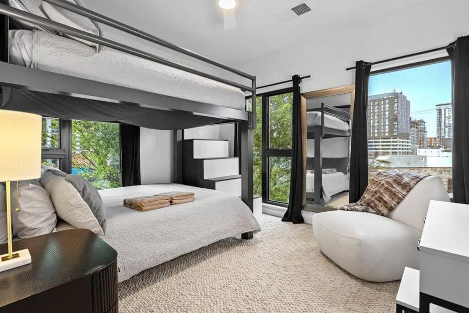 Bedroom, bunk bed