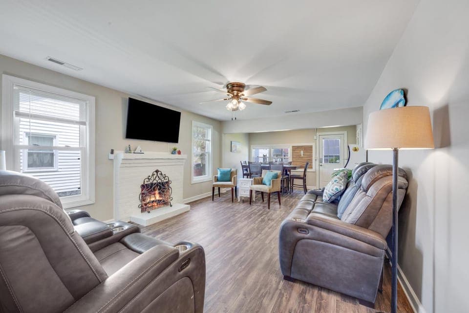 Communal lounge/ TV room, TV and multimedia, Living room, Seating area, Evening entertainment, Family