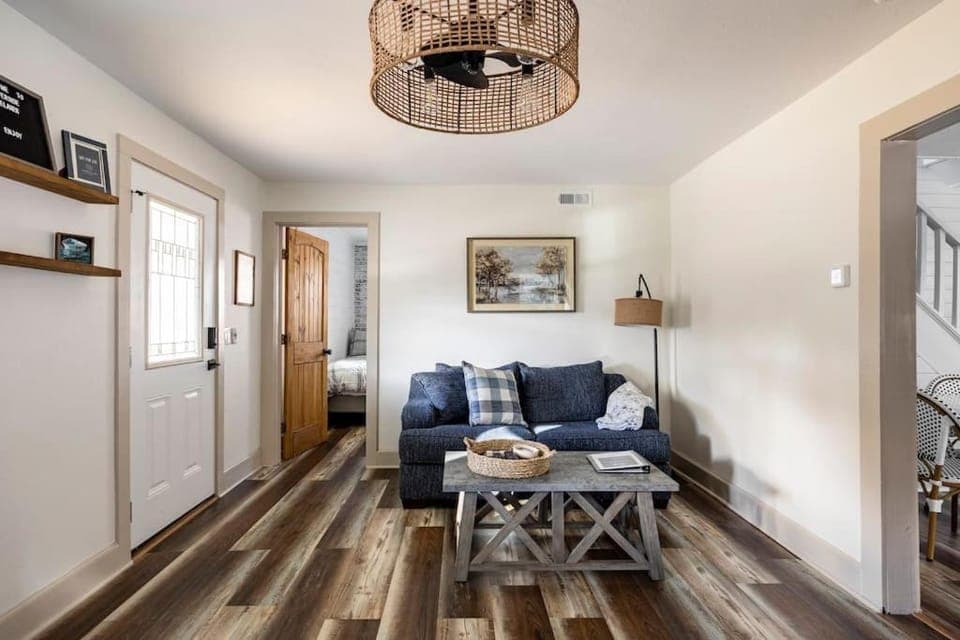Riverside Relaxer w/Hot Tub+Fire Pit +Wifi & view House in Tennessee