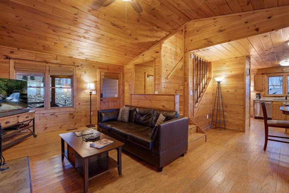Eagles View Ridge - Gorgeous Mountain Views from the Hot Tub + Firepit House in Union County