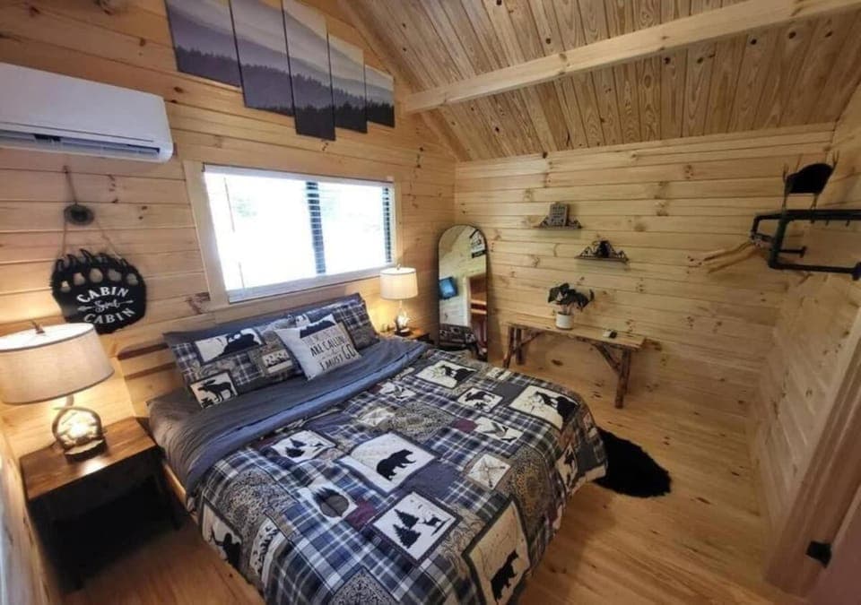 Bed, Photo of the whole room, Bedroom, air conditioner