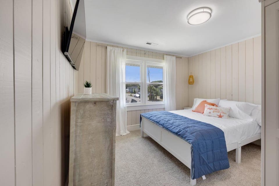 Bed, TV and multimedia, Photo of the whole room, Bedroom