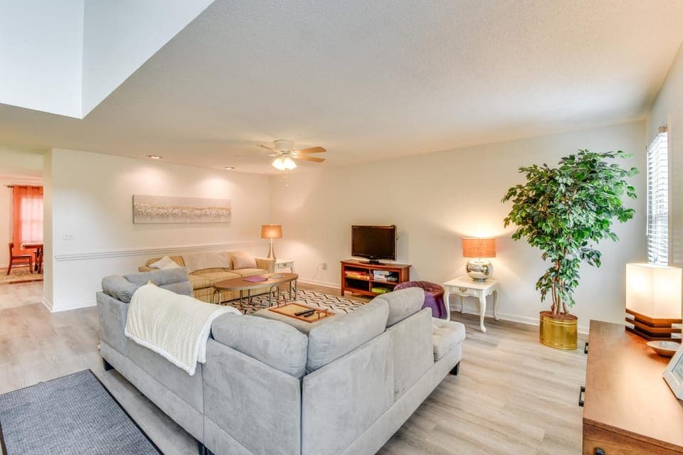 Charming Seneca Home - 3 Mi to Memorial Stadium! House in Lake Keowee