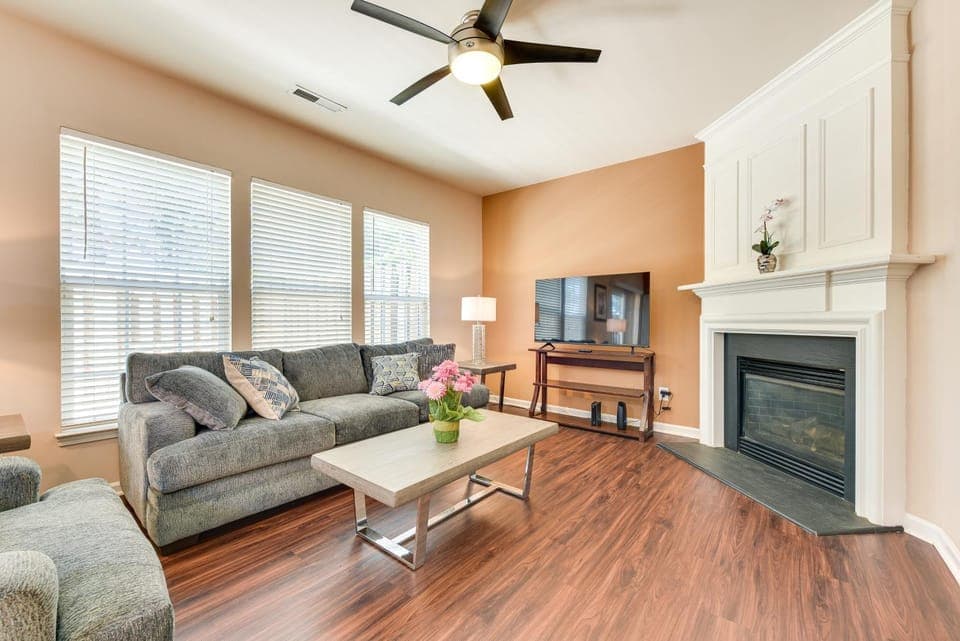 Charlotte Townhome w/ Deck: 18 Mi to Downtown! House in Ballantyne